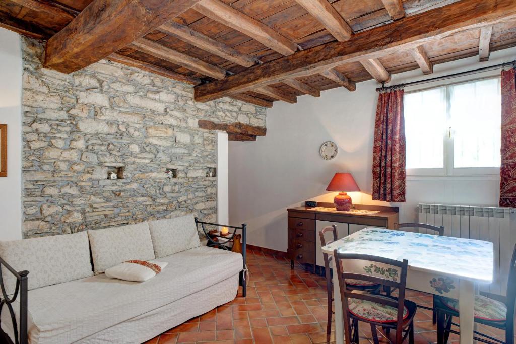 - un salon avec un canapé et une table dans l'établissement Il piccolo fienile, à Vessalico