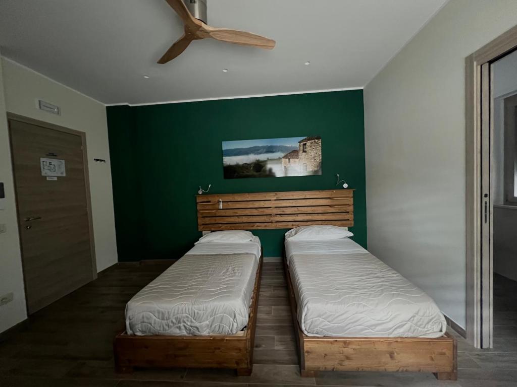 Een bed of bedden in een kamer bij Why Not B&B