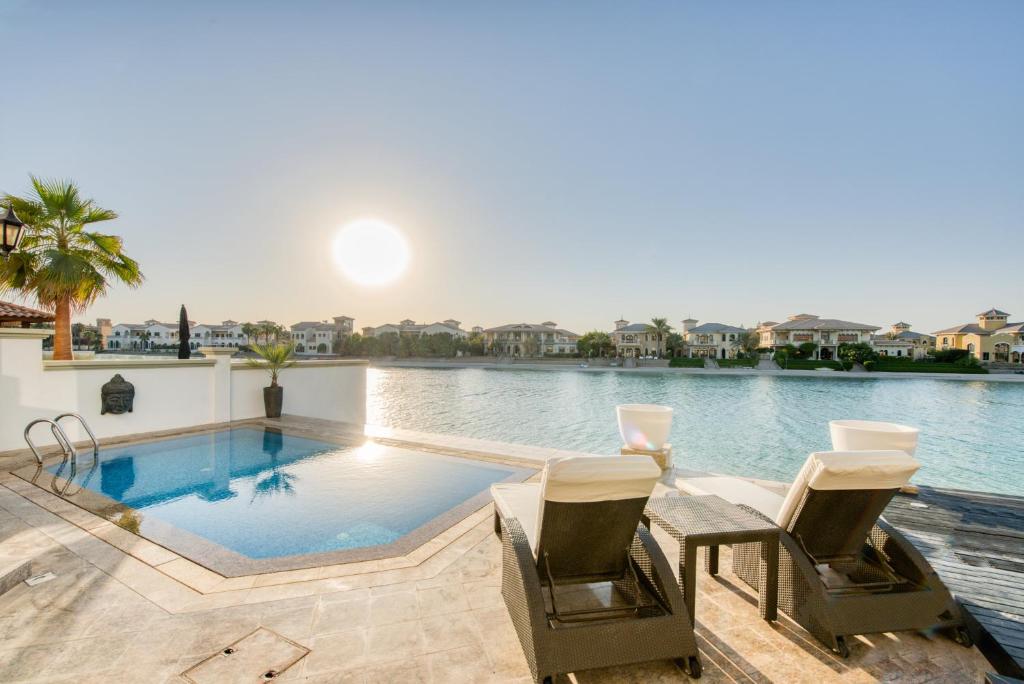 Bazén v ubytování Maison Privee - Glamourous Beachfront Villa on The Palm with Pool nebo v jeho okolí