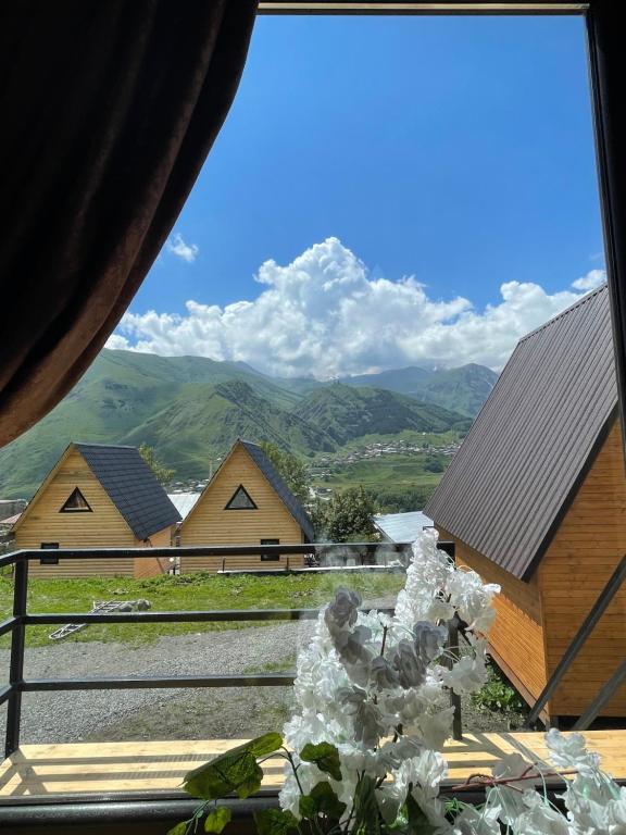 Vista generica sulle montagne o vista sulle montagne dall'interno dell'affittacamere