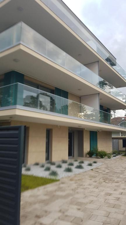 duży budynek z dużą ilością szkła w obiekcie Uroczy Apartament Happy 01 z widokowym tarasen na dachu - tuż przy plaży !!! w mieście Niechorze