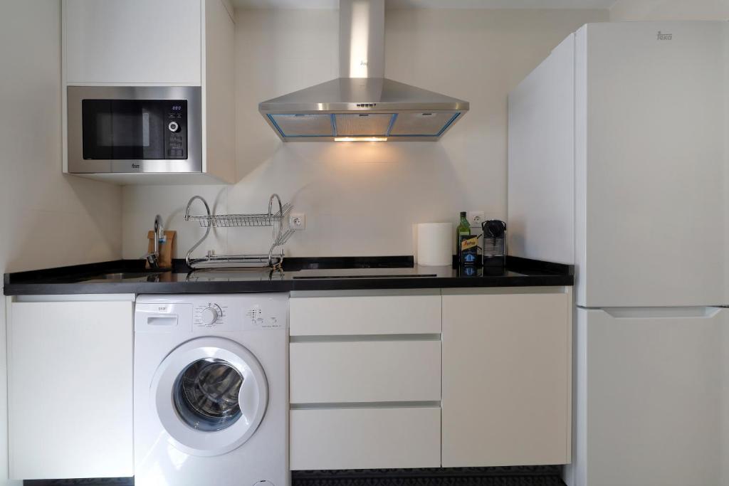 A kitchen or kitchenette at El Refugio de La Corredera & Parking Incluido