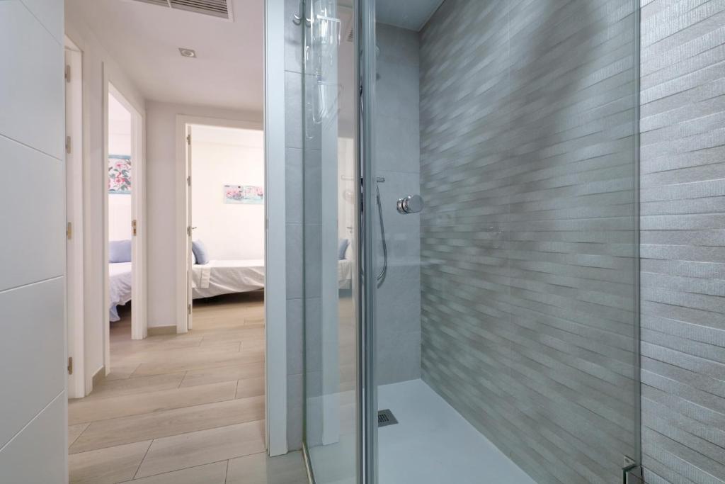 A bathroom at El Refugio de La Corredera & Parking Incluido