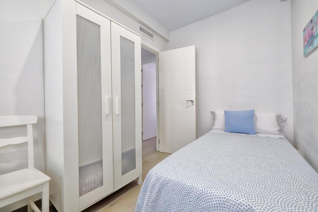 A bed or beds in a room at El Refugio de La Corredera & Parking Incluido