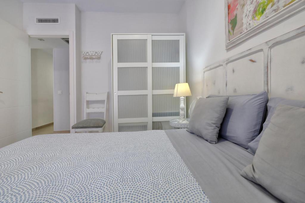 A bed or beds in a room at El Refugio de La Corredera & Parking Incluido