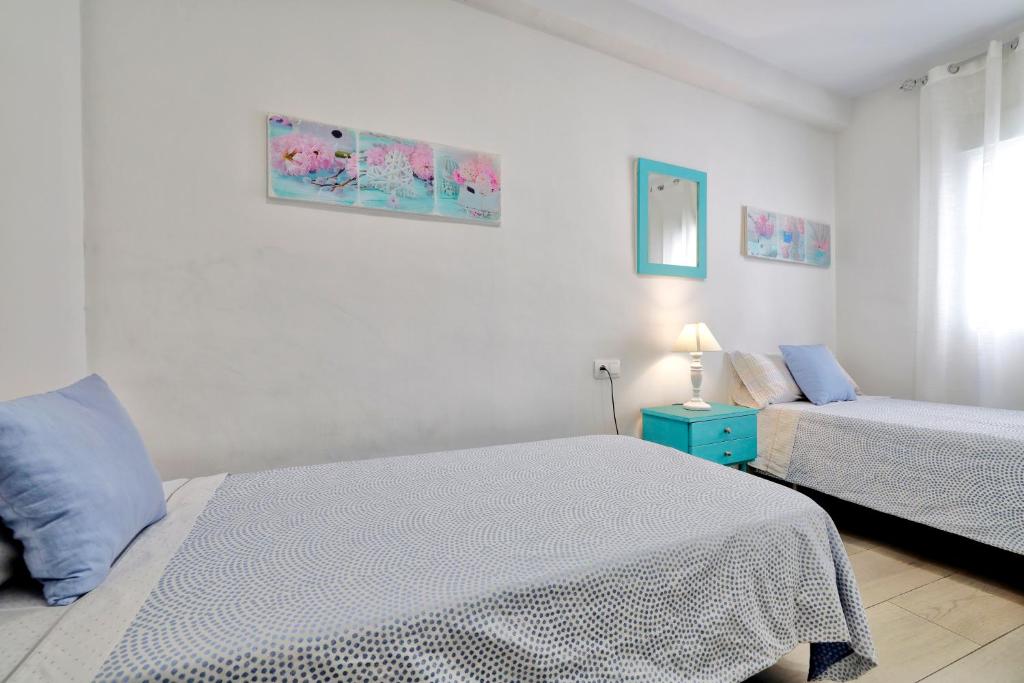 A bed or beds in a room at El Refugio de La Corredera & Parking Incluido