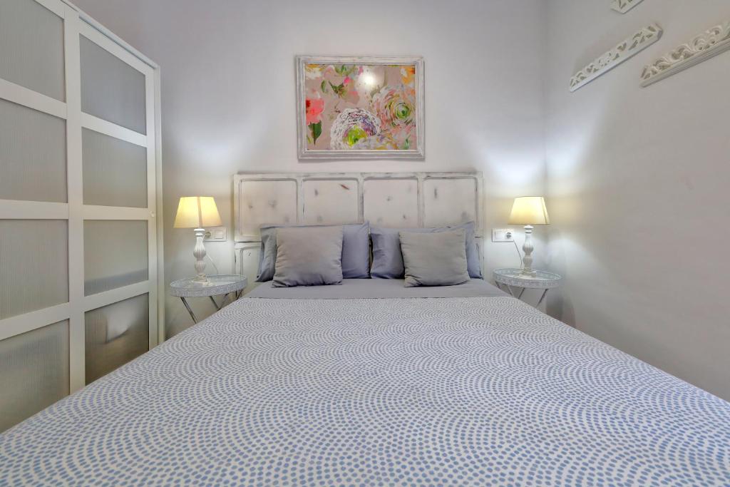 A bed or beds in a room at El Refugio de La Corredera & Parking Incluido