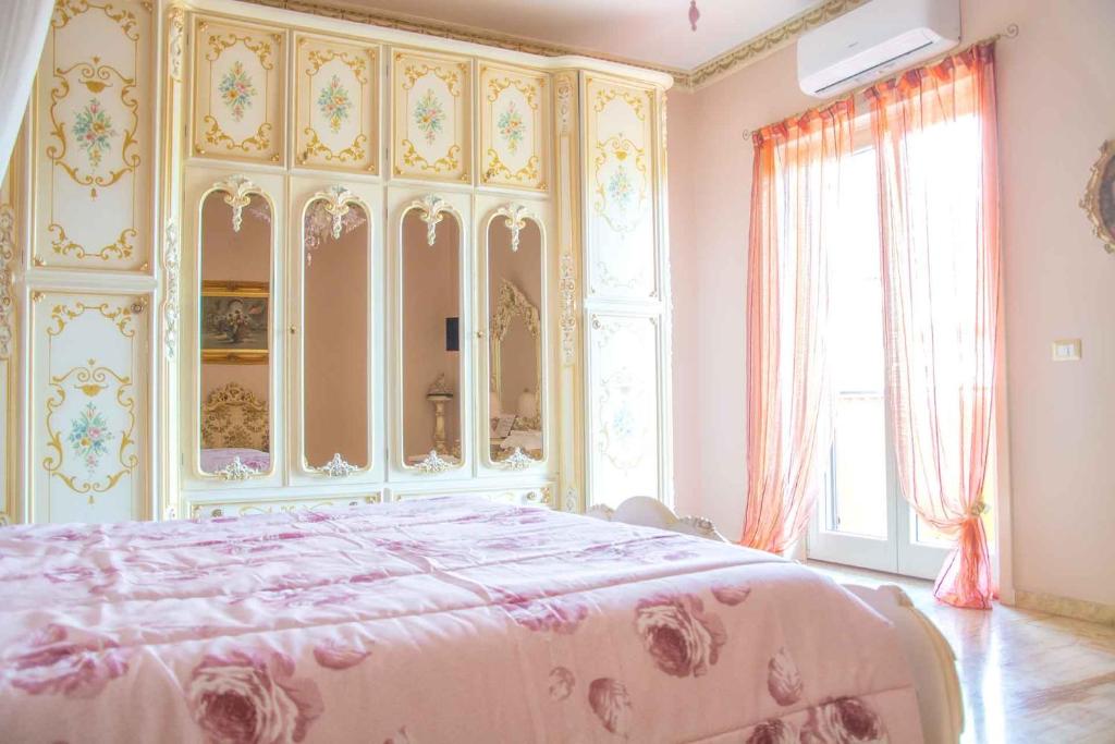 um quarto com uma cama grande e uma janela grande em Colazione da Tiffany - Villa Bei Ricordi - B&B - Spa privata em Santa Lucia di Serino