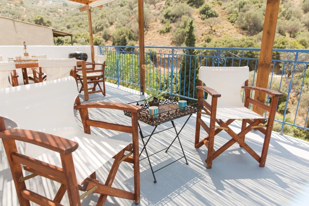 Balkón nebo terasa v ubytování AGIAZI Poros Summer House