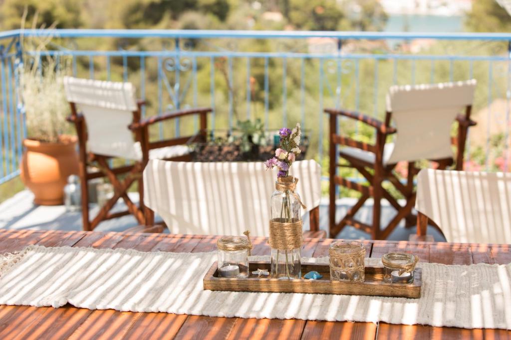 stół z wazonem kwiatów na stole w obiekcie AGIAZI Poros Summer House w mieście Galatas