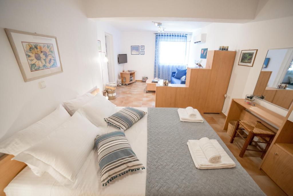 Postel nebo postele na pokoji v ubytování AGIAZI Poros Summer House