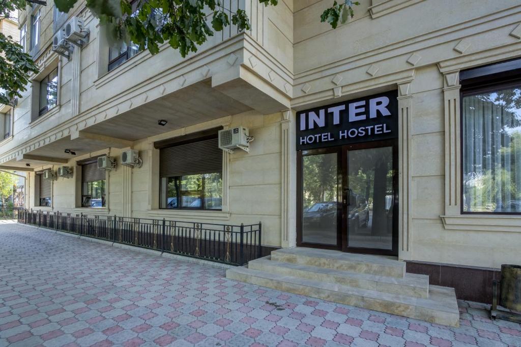 un bâtiment avec un panneau indiquant un hôtel dans l'établissement Inter Hotel Bishkek, à Bishkek