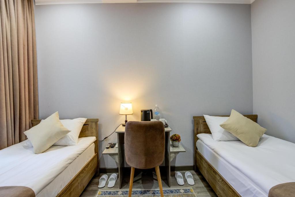 Postel nebo postele na pokoji v ubytování Inter Hotel Bishkek