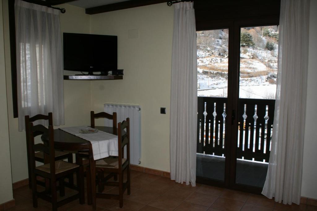 Televízia a/alebo spoločenská miestnosť v ubytovaní Apartamentos Les Picardes