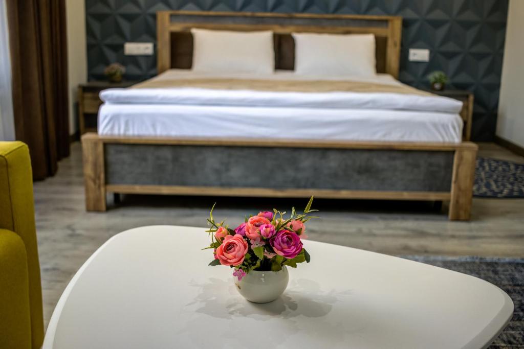 Postel nebo postele na pokoji v ubytování Inter Hotel Bishkek
