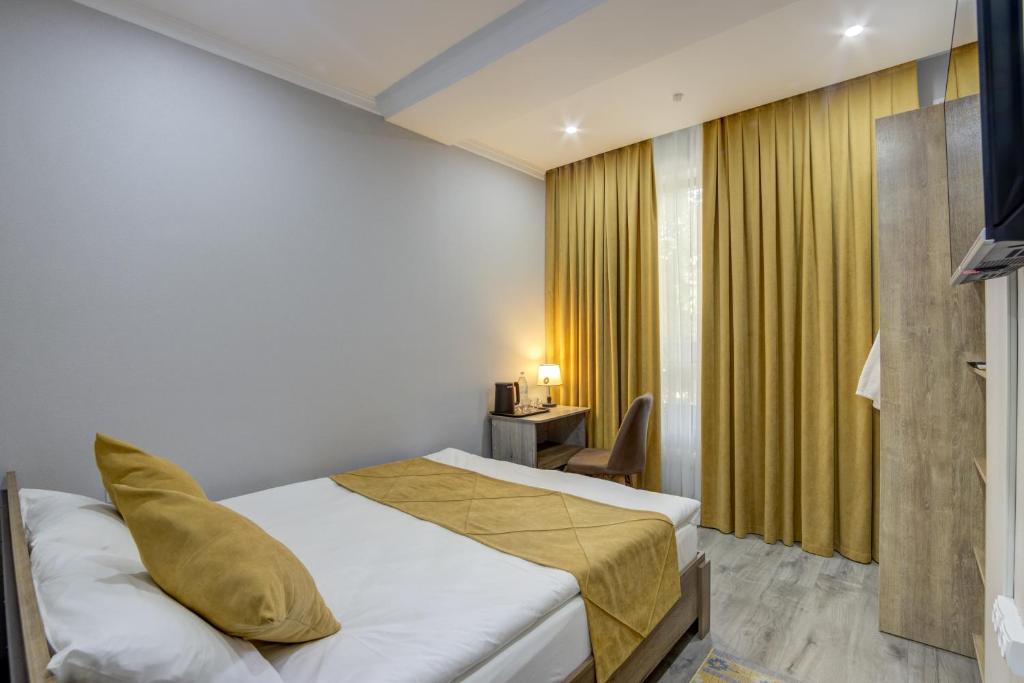 Postel nebo postele na pokoji v ubytování Inter Hotel Bishkek