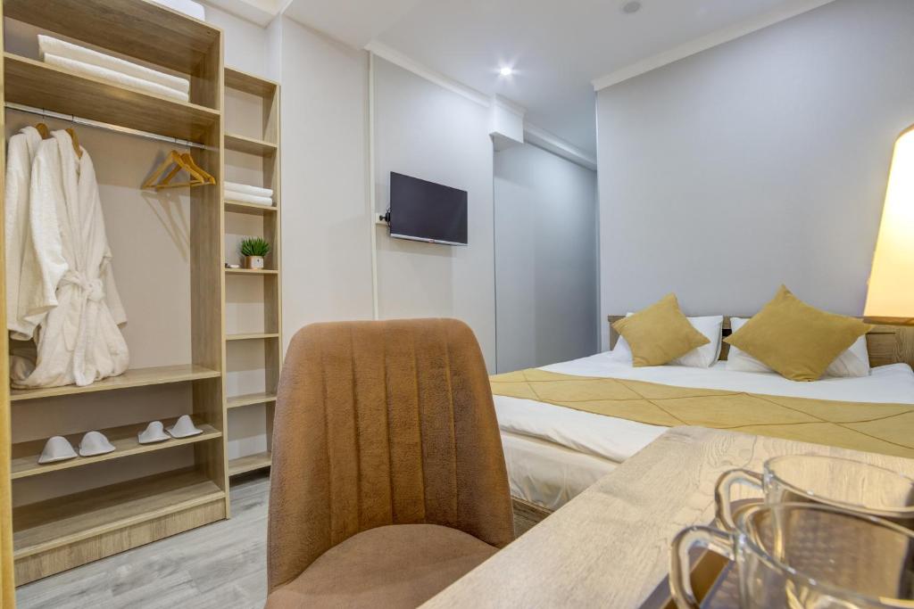 Postel nebo postele na pokoji v ubytování Inter Hotel Bishkek