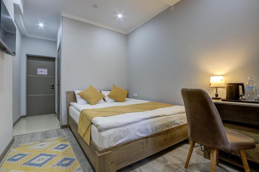Postel nebo postele na pokoji v ubytování Inter Hotel Bishkek