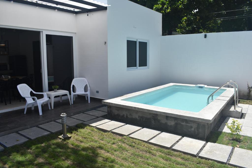 uma piscina no quintal de uma casa em El Salvador Surf Houses em Playa San Blas