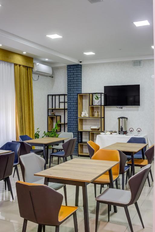 TV a/nebo společenská místnost v ubytování Inter Hotel Bishkek