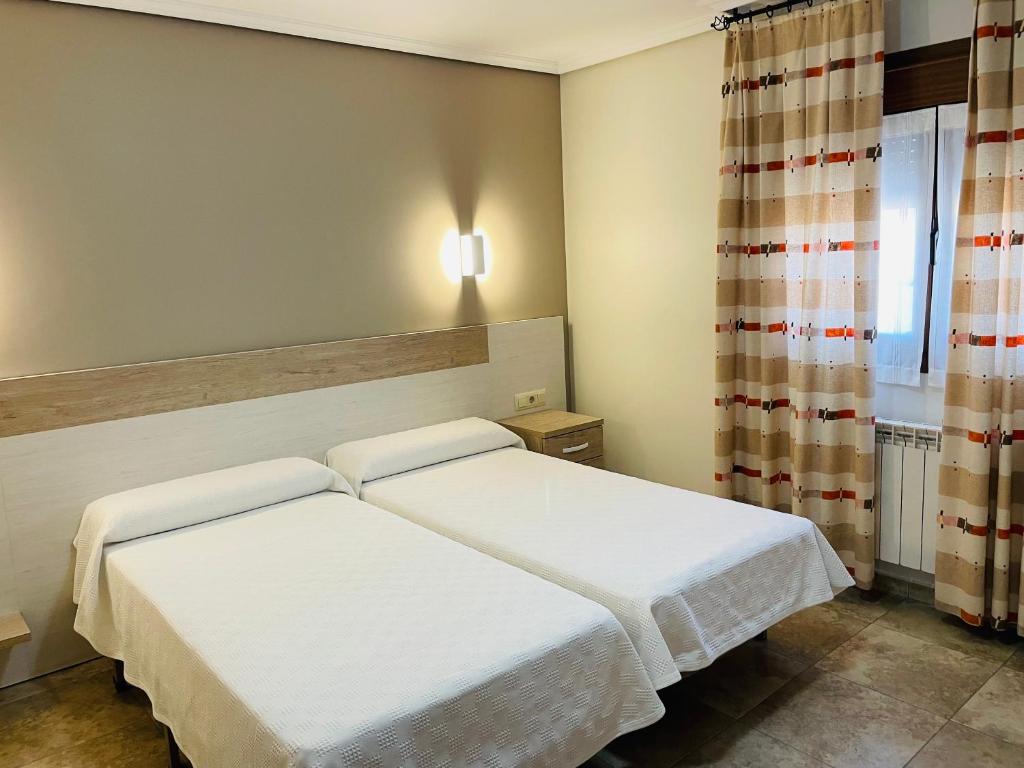 Booking.com: Hostal o pensión Hostal Labranza , Fuenmayor ...