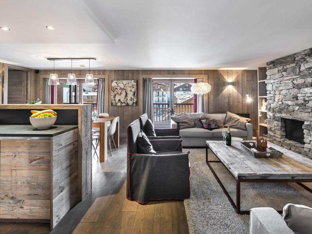 un salon avec un canapé et une table dans l'établissement Appartement de standing avec balcon en plein centre, près des pistes - 4 chambres, 8 personnes - FR-1-567-49, à Val dʼIsère