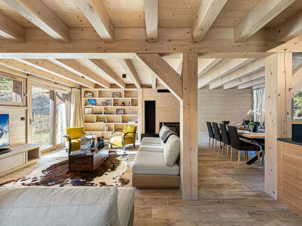 ein Wohnzimmer mit Holzdecken und ein Esszimmer in der Unterkunft Chalet spacieux près des pistes avec sauna et WiFi, animaux admis - FR-1-567-69 in Val dʼIsère