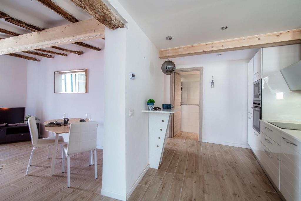 Kuchyň nebo kuchyňský kout v ubytování Acqua - by MyHomeinComo