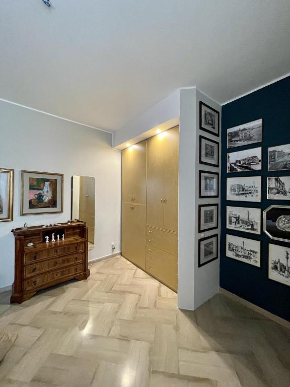 Televízia a/alebo spoločenská miestnosť v ubytovaní 4 Balconi House-Elegante dimora nel centro storico