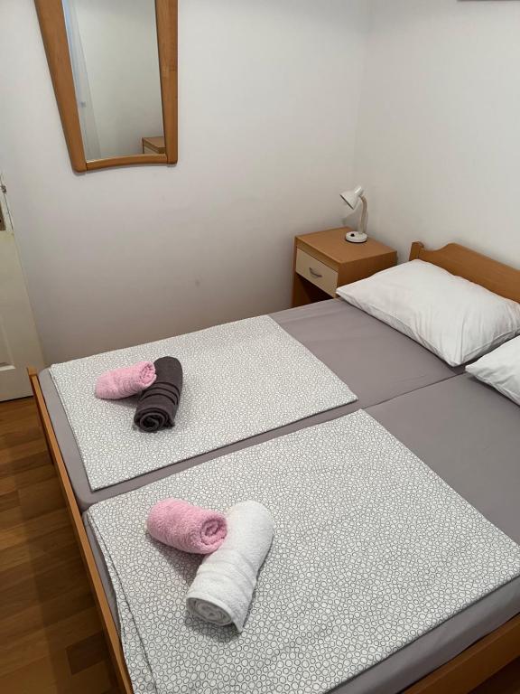 Łóżko lub łóżka w pokoju w obiekcie Apartman LOTA