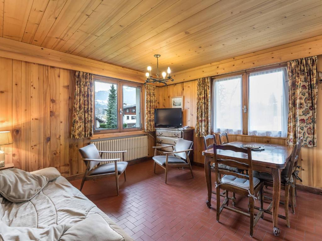 een kamer met een tafel en stoelen en een televisie bij Appartement Megève, 2 pièces, 4 personnes - FR-1-453-91 in Megève