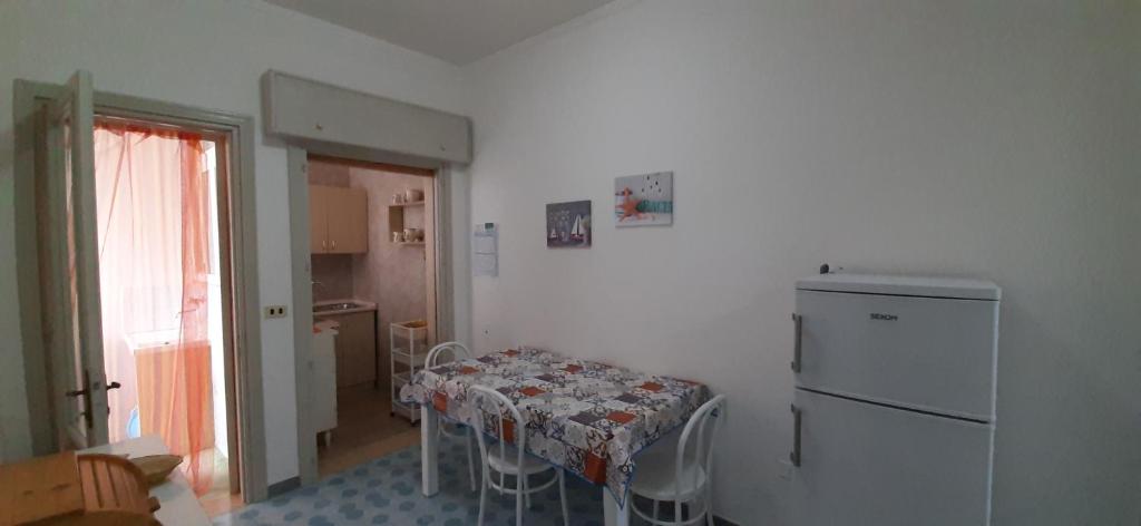 A kitchen or kitchenette at Casetta vicino alla spiaggia