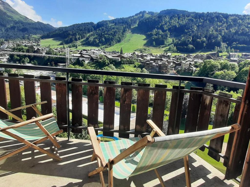 kilka krzeseł siedzących na balkonie z widokiem w obiekcie Studio à Morzine, 30m², 4 pers, balcon, parking, wifi - FR-1-524-73 w mieście Morzine