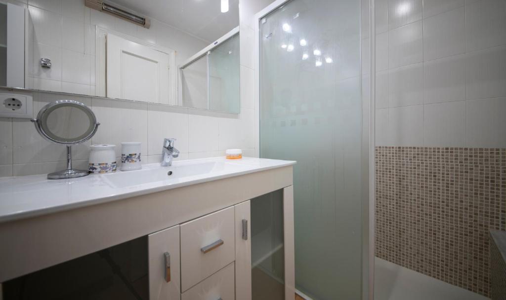 Kúpeľňa v ubytovaní TarracoHomes, TH156 Casa Roser Familiar y con Piscina Compartida