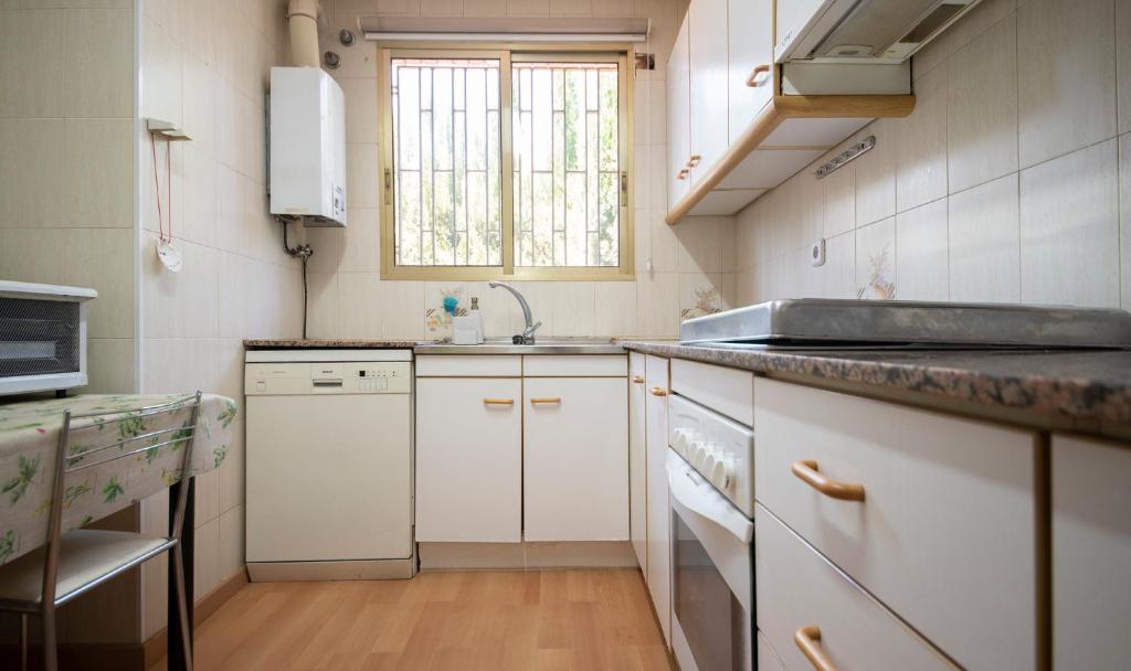 Kuchyňa alebo kuchynka v ubytovaní TarracoHomes, TH156 Casa Roser Familiar y con Piscina Compartida