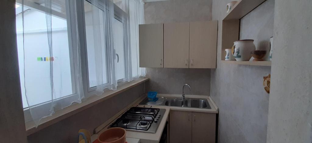 A kitchen or kitchenette at Casetta vicino alla spiaggia