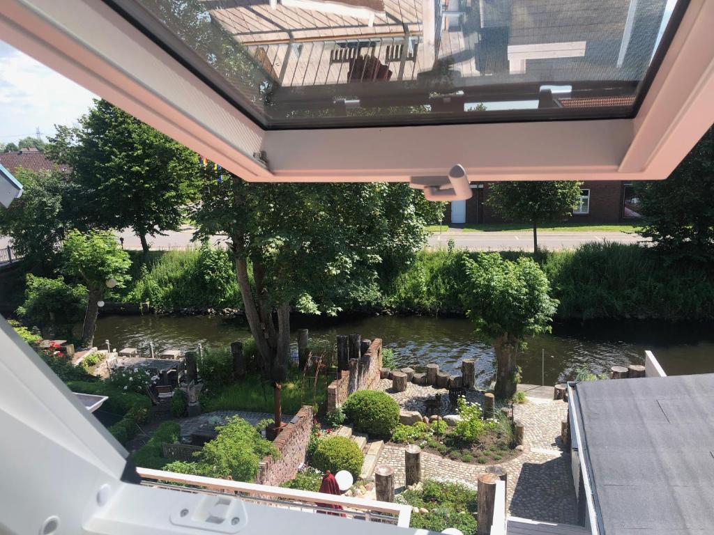 een uitzicht op een tuin vanuit een gebouw bij Knuffelkamer über der Gracht in Friedrichstadt