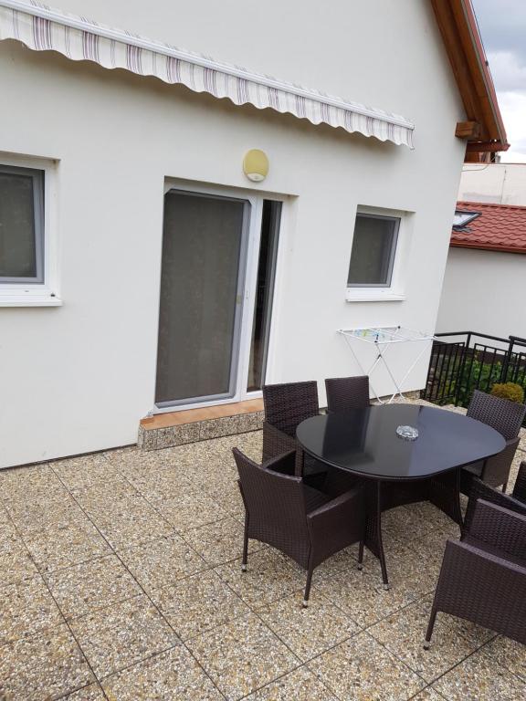 Patio nebo venkovní prostory v ubytování Apartmán ANNA s vinným sklepem Pouzdřany