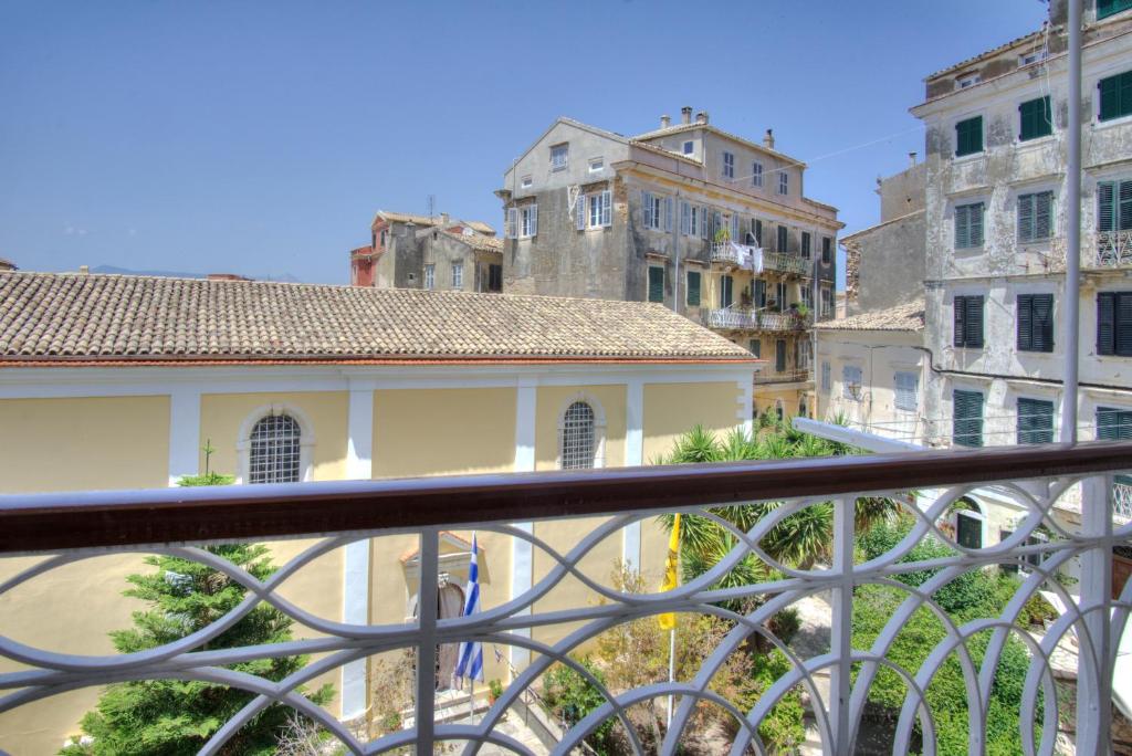 d'un balcon offrant une vue sur la ville. dans l'établissement Corfu Ionian Light, à Corfou