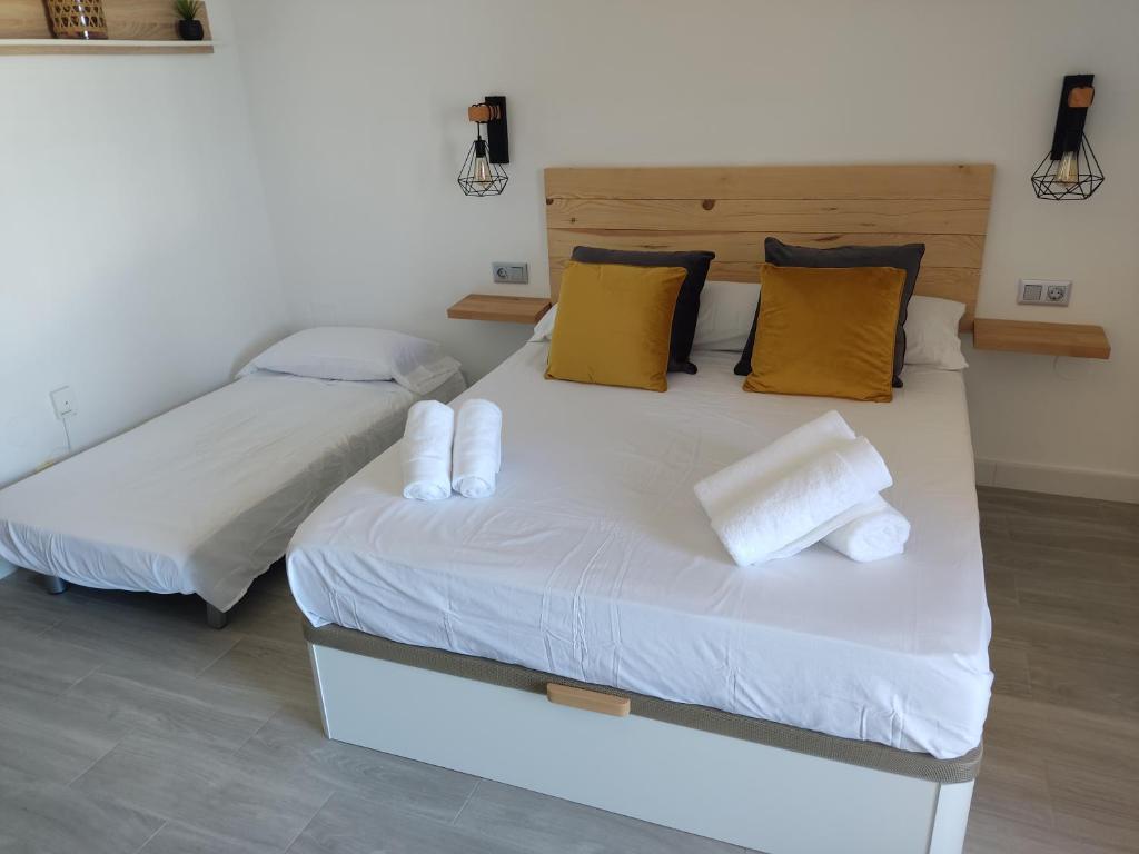 Posteľ alebo postele v izbe v ubytovaní NORDIC SUITE Apartamentos Minerva NEW APARTMENT Vistas al Mar