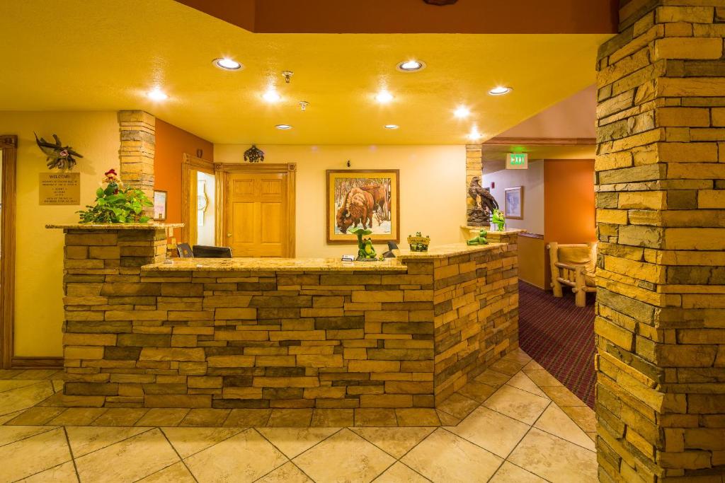 um bar num átrio com uma parede de tijolos em Alpine Inn & Suites Gunnison em Gunnison