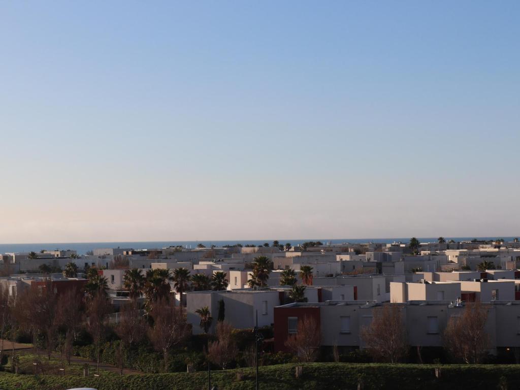 une vue d'une ville avec des bâtiments blancs dans l'établissement T3 75m² avec Terrasse et Double Parking à Sète - FR-1-472-141, à Sète