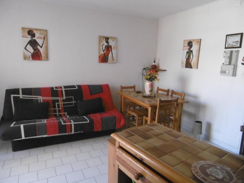 un soggiorno con divano e tavolo di Appartement Sète, 2 pièces, 5 personnes - FR-1-472-143 a Sète