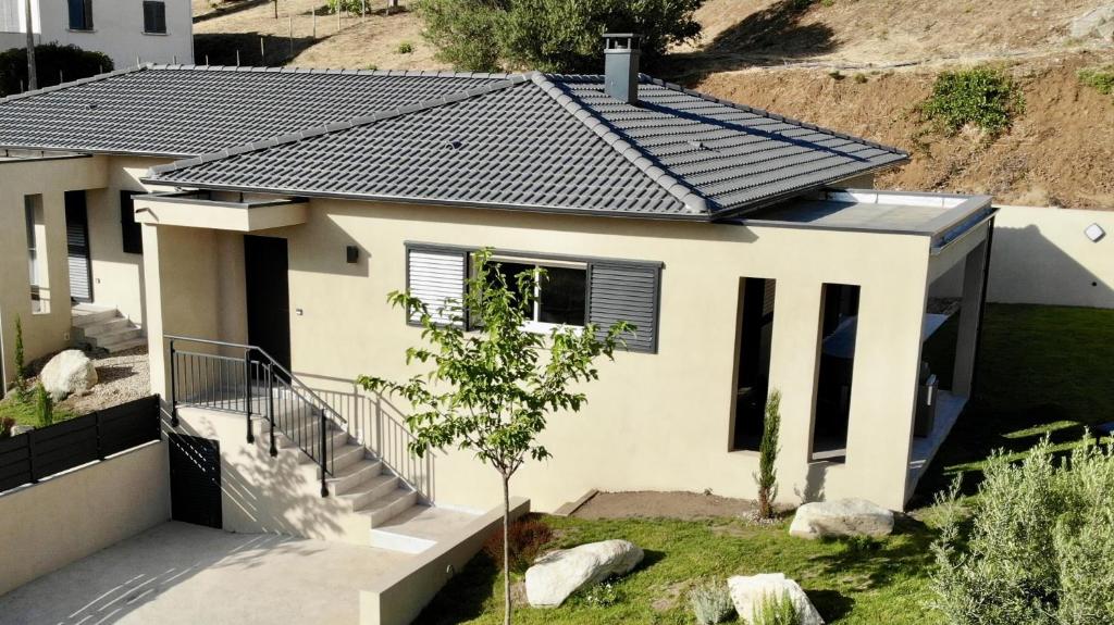 una casa con techo de metal en Villa Jean Baptiste, en Patrimonio