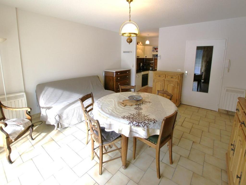 a room with a table and a bed and a kitchen at Appartement Barcelonnette, 2 pièces, 4 personnes - FR-1-165A-99 in Barcelonnette