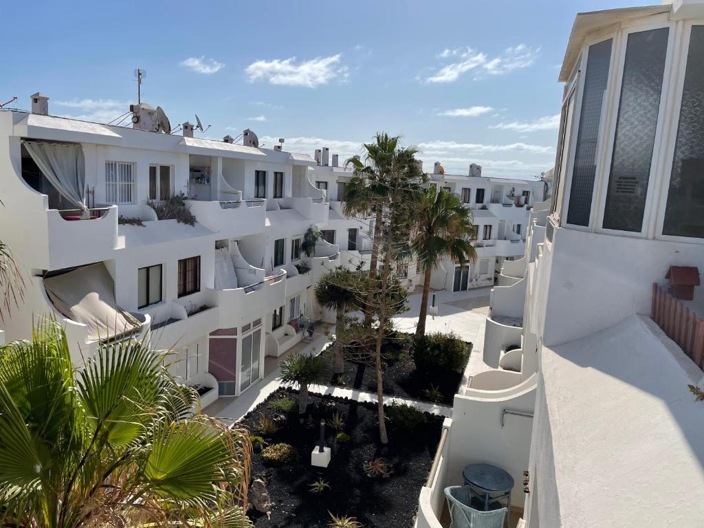 een uitzicht vanaf het balkon van een gebouw bij Ocean Sunrise in Costa de Antigua