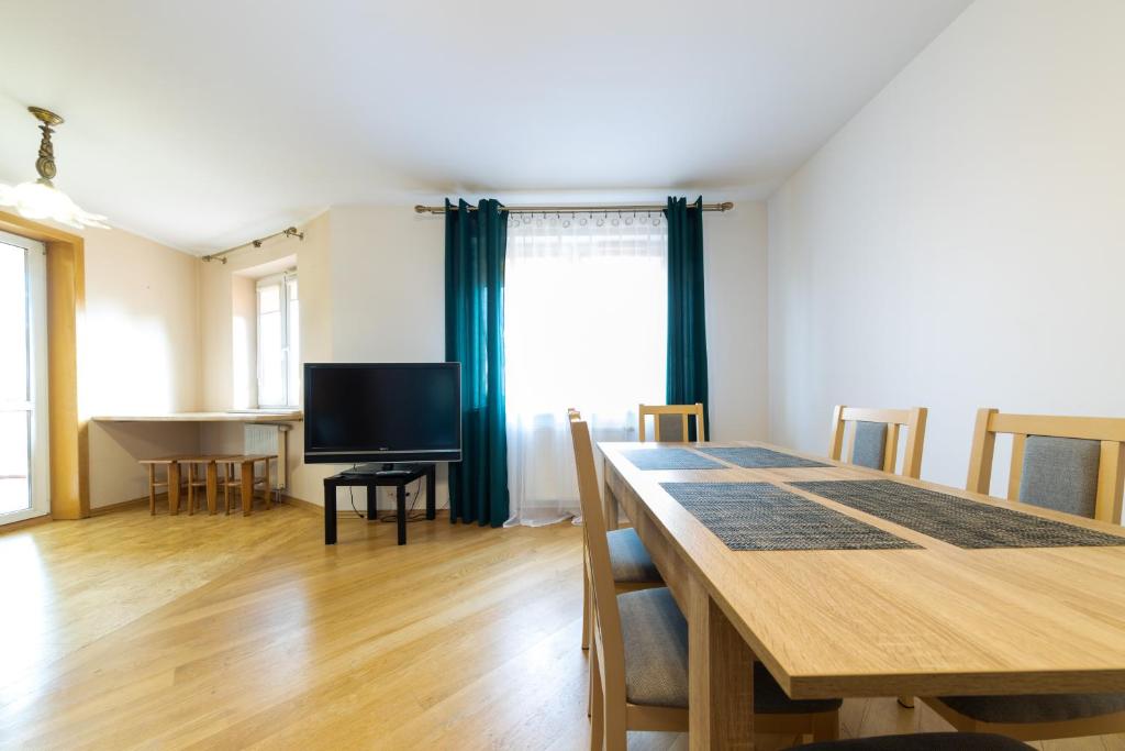 Televízia a/alebo spoločenská miestnosť v ubytovaní Apartament z 3 sypialniami