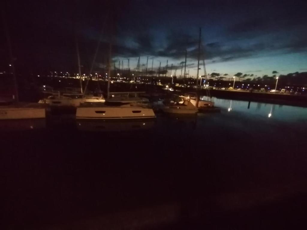 Zdjęcie z galerii obiektu Séjour insolite sur un yacht. Bateau Hôtel à quai. w La Rochelle