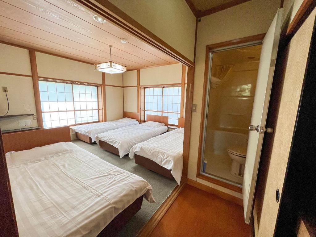 松本市にあるNorikura Kogen - irodori - - Vacation STAY 77215vのベッド2台とトイレが備わる客室です。