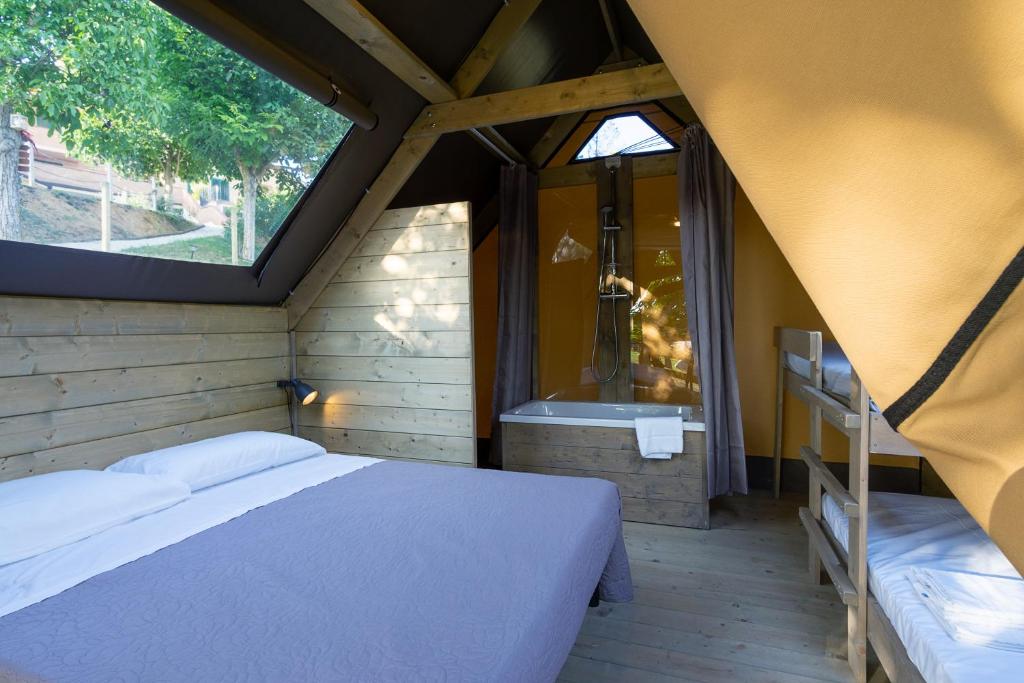 Un pat sau paturi într-o cameră la Resort Orizzonti Glamping